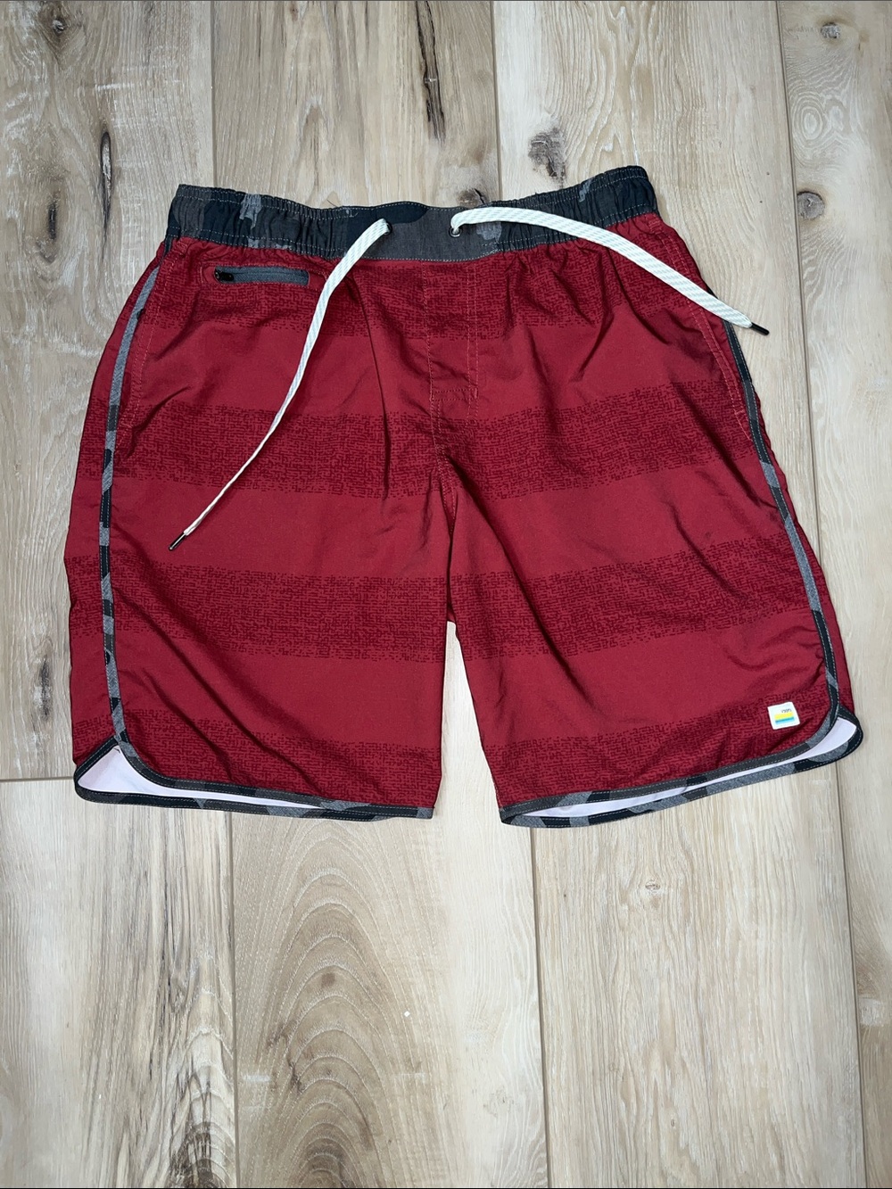 Vuori Men’s Banks Shorts Gray Burgundy Size Large